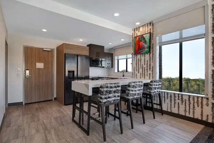 Chiquola Hotel Penthouse Suite 303 4