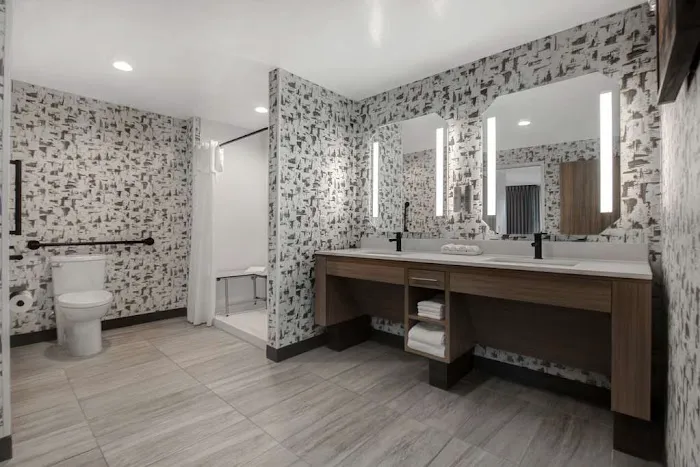 Chiquola Hotel Penthouse Suite 303 4