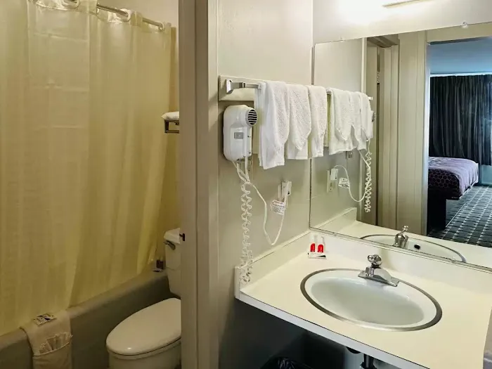 Econo Lodge 4