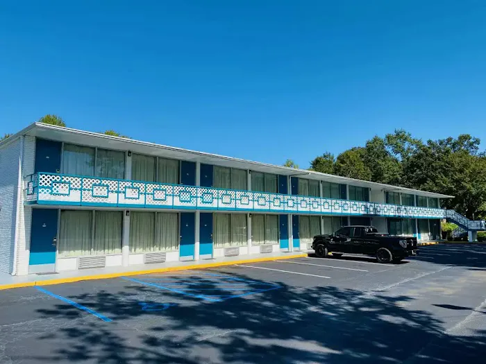 Econo Lodge 4