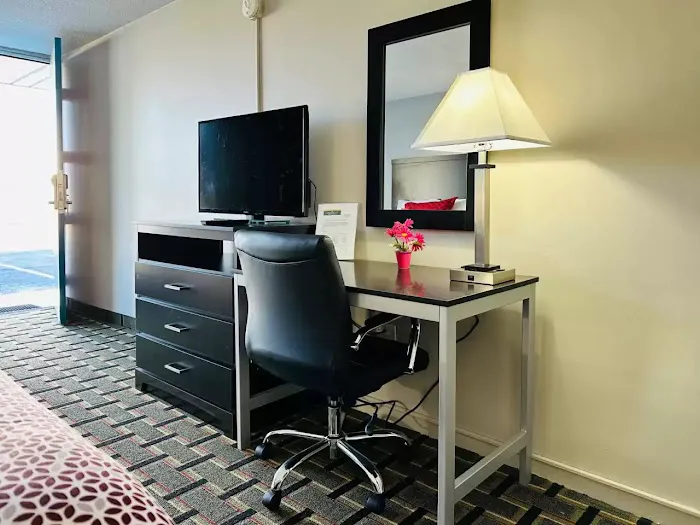 Econo Lodge 4