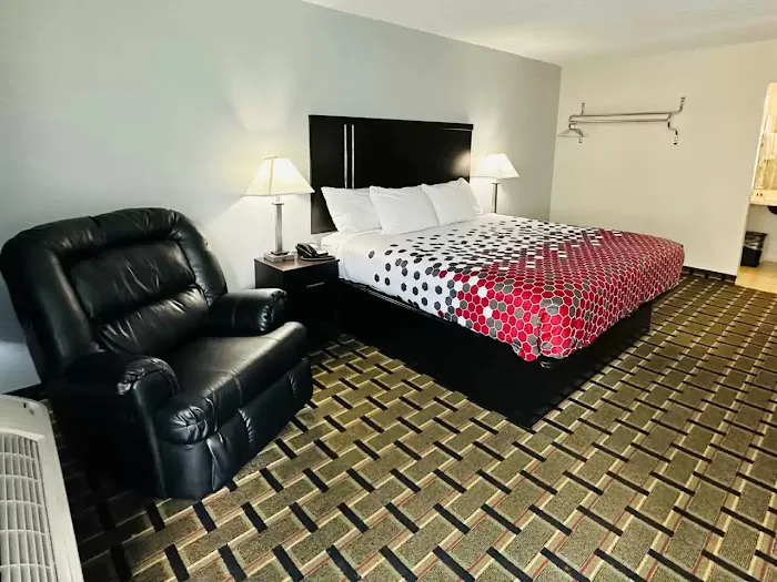 Econo Lodge 4