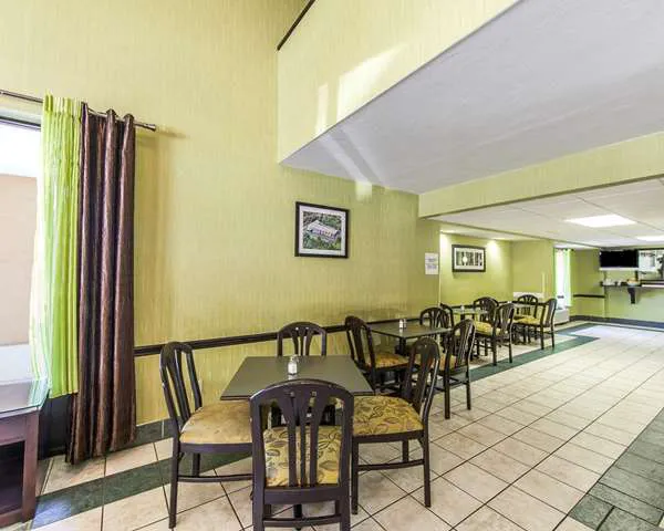 Quality Inn West 4