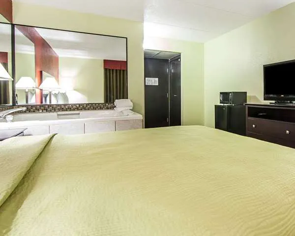 Quality Inn West 4