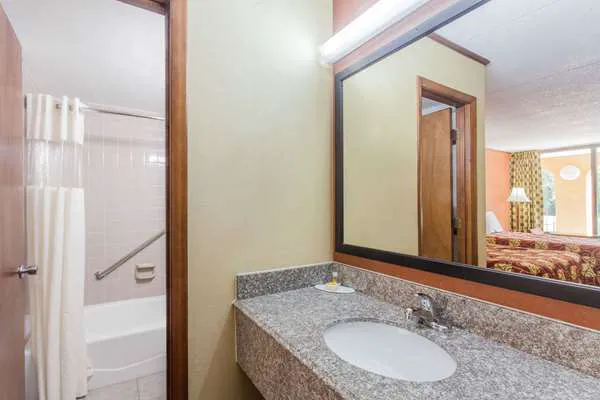Days Inn by Wyndham Sweetwater 4