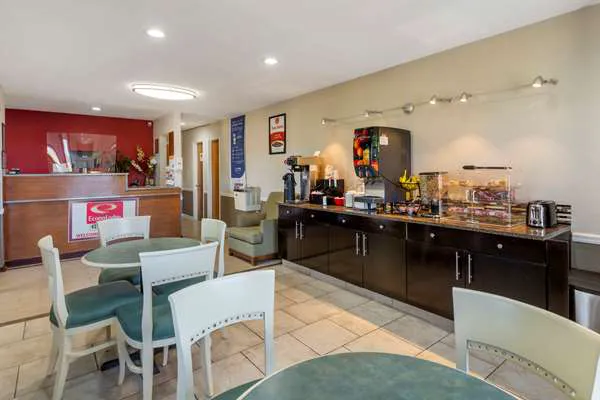 Econo Lodge 4