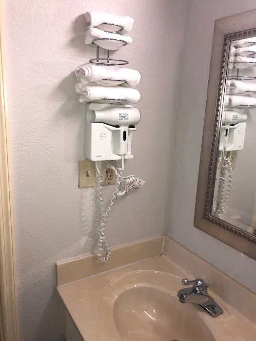 Econo Lodge 4