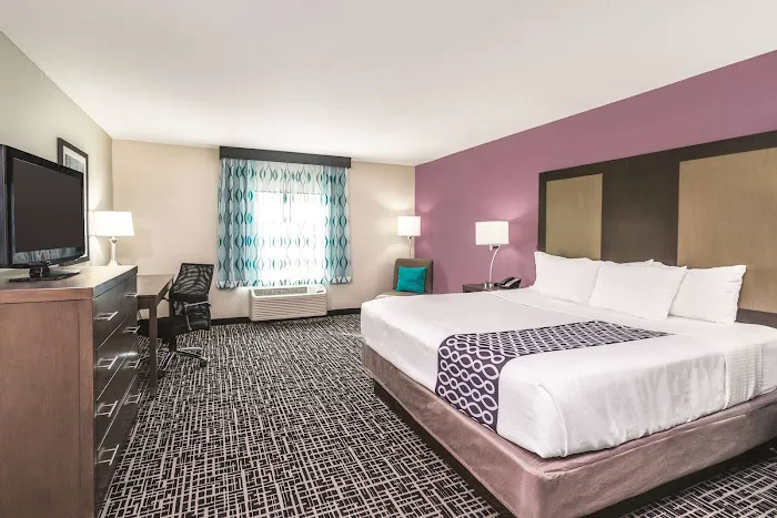 La Quinta Inn & Suites by Wyndham Loudon 4