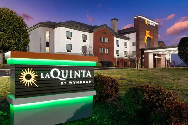 La Quinta Inn & Suites by Wyndham Loudon 4