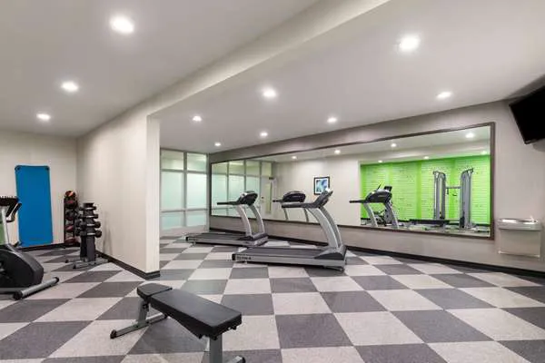 La Quinta Inn & Suites by Wyndham Loudon 4