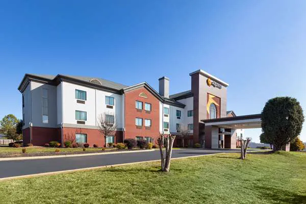 La Quinta Inn & Suites by Wyndham Loudon 4