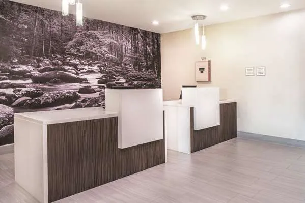La Quinta Inn & Suites by Wyndham Loudon 4
