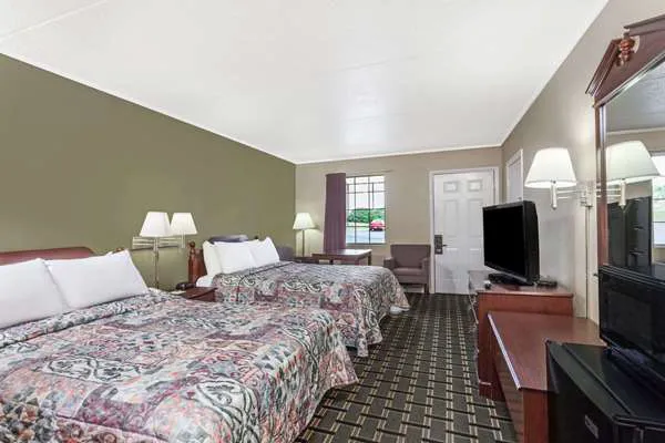 Days Inn by Wyndham Lenoir City 4