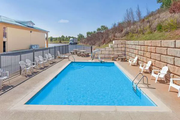 Days Inn by Wyndham Lenoir City 4
