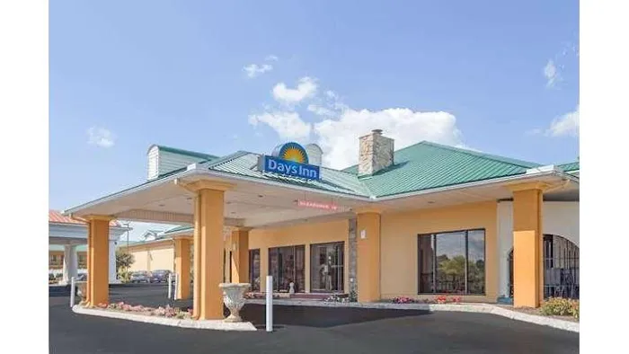 Days Inn by Wyndham Lenoir City 4