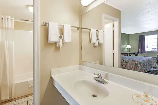 Days Inn by Wyndham Lenoir City 4