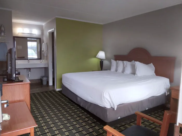 Days Inn by Wyndham Lenoir City 4