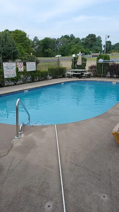 Econo Lodge 4