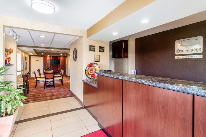 Econo Lodge 4