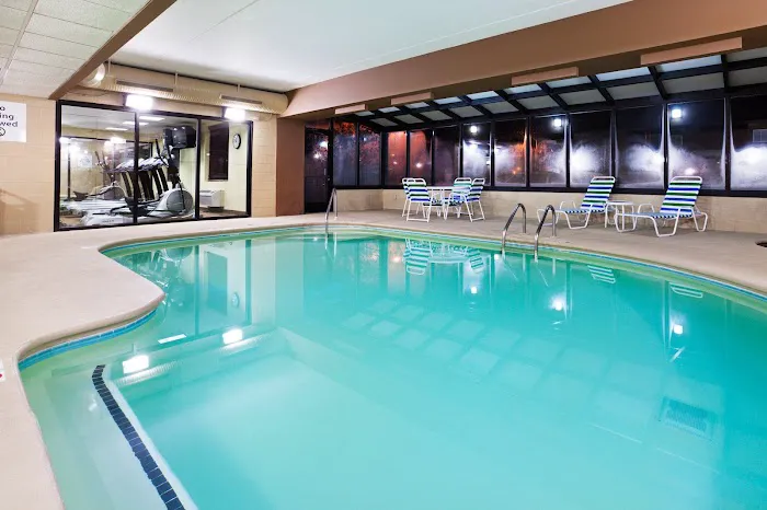 Holiday Inn Express & Suites Alcoa (Knoxville Airport) 4