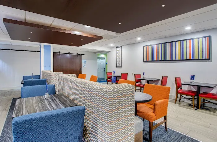 Holiday Inn Express & Suites Alcoa (Knoxville Airport) 4