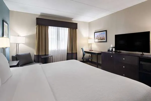 La Quinta Inn & Suites by Wyndham Knoxville Airport 4
