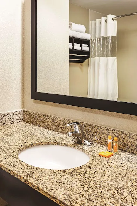 La Quinta Inn & Suites by Wyndham Knoxville Airport 4