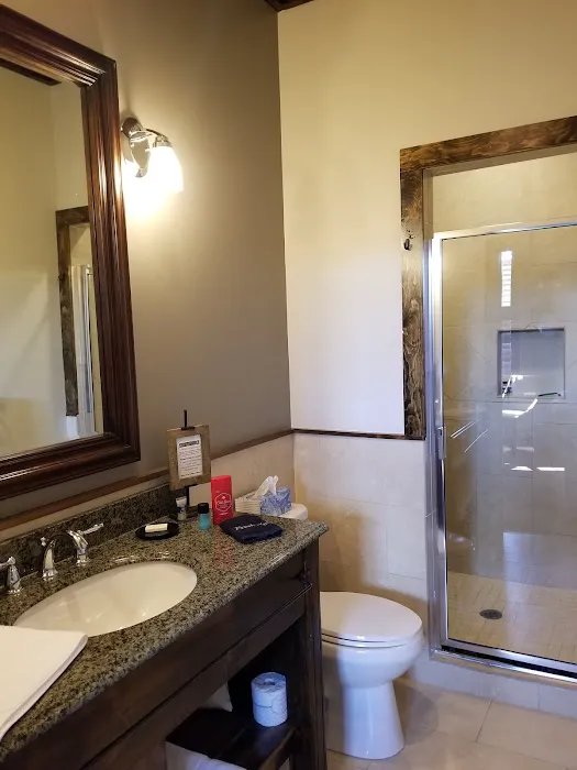 The Everett Hotel 4