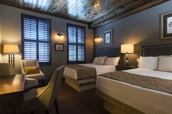 The Everett Hotel 4