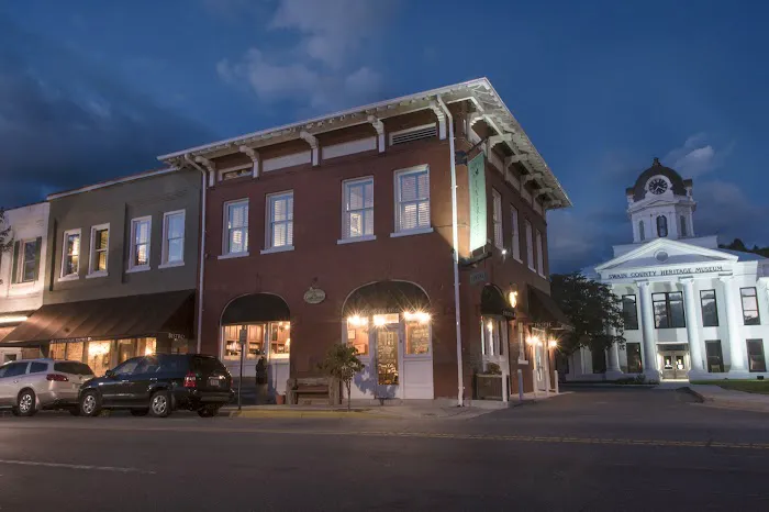 The Everett Hotel 4