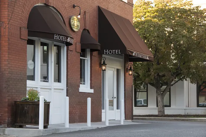 The Everett Hotel 4