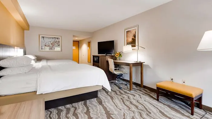 Best Western Plus River Escape Inn & Suites 4
