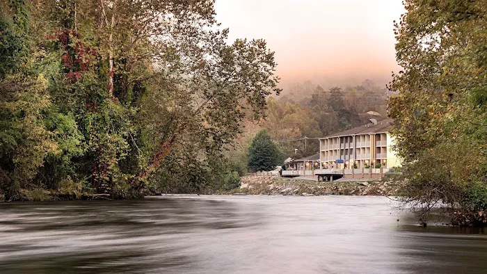 Best Western Plus River Escape Inn & Suites 4