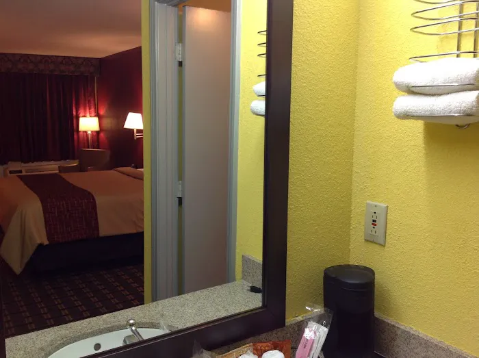 Red Roof Inn Acworth - Emerson/ LakePoint South 4