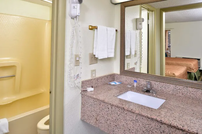 Americas Best Value Inn Anderson, SC 4