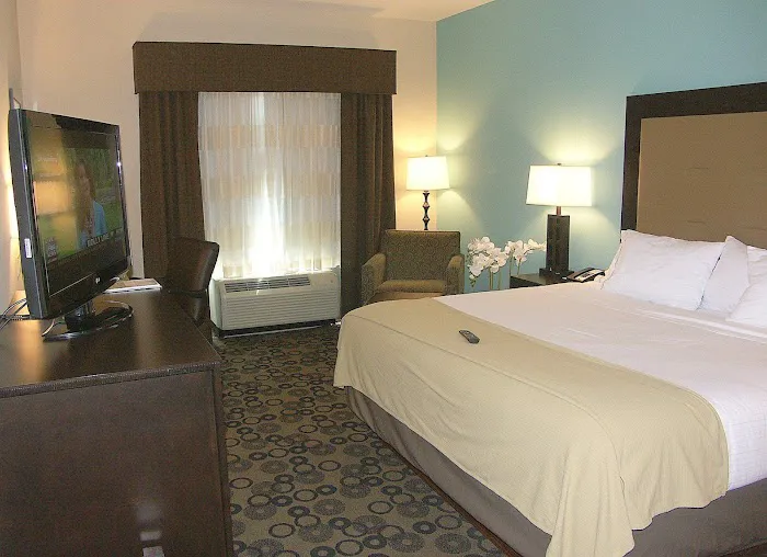 Holiday Inn Express & Suites Cleveland Northwest by IHG 4