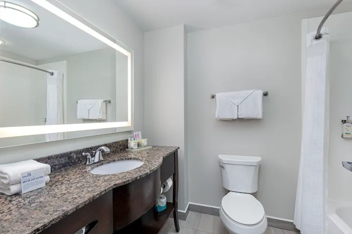 Holiday Inn Express & Suites Cleveland Northwest by IHG 4