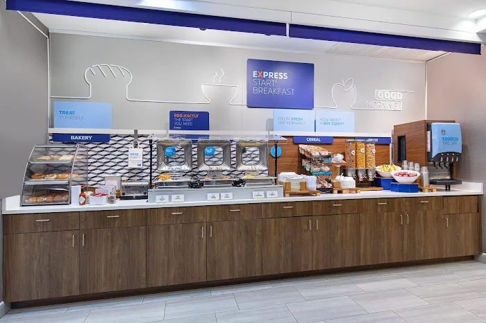 Holiday Inn Express & Suites Cleveland Northwest by IHG 4