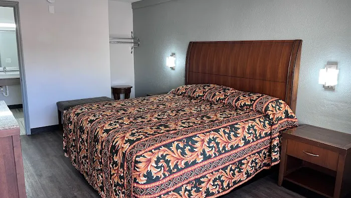 Royal Inn of Cleveland 4