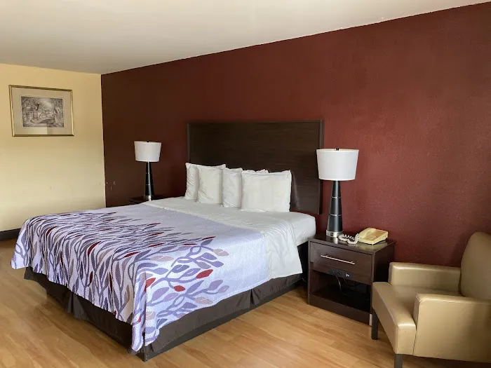 Red Roof Inn & Suites Cleveland, TN 4