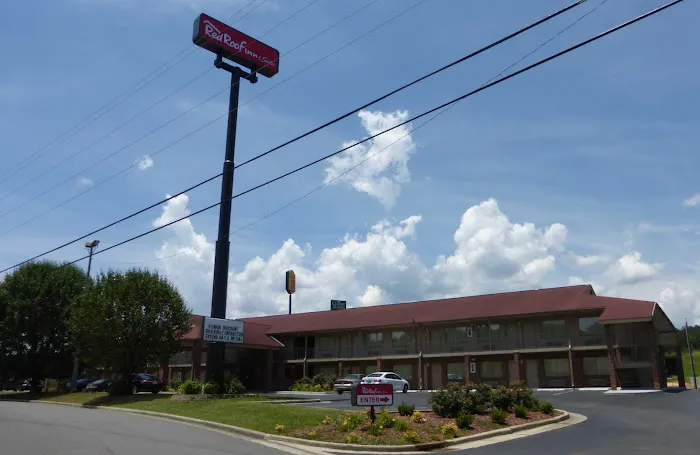 Red Roof Inn & Suites Cleveland, TN 4