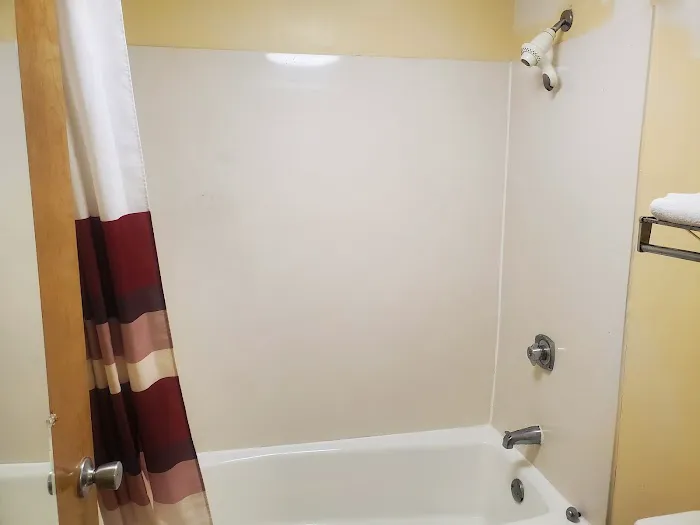 Red Roof Inn & Suites Cleveland, TN 4