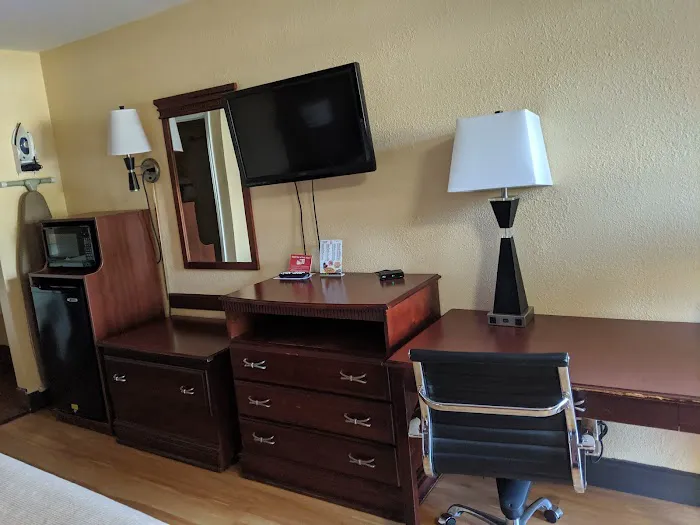 Red Roof Inn & Suites Cleveland, TN 4