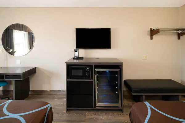 Super 8 by Wyndham Cleveland 4