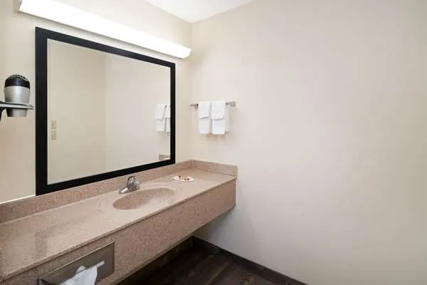 Super 8 by Wyndham Cleveland 4