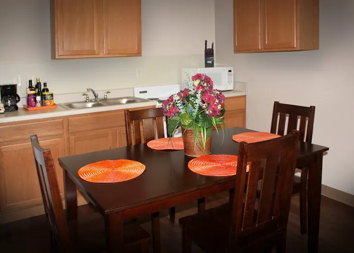Daybreak Suites Extended Stay - Cleveland 4