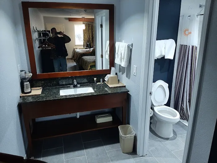 DOUGLAS INN & SUITES NW 4