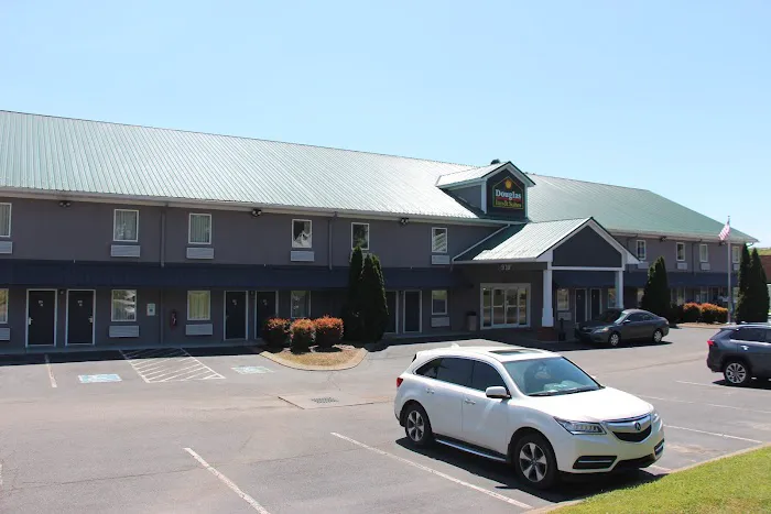 DOUGLAS INN & SUITES NW 4
