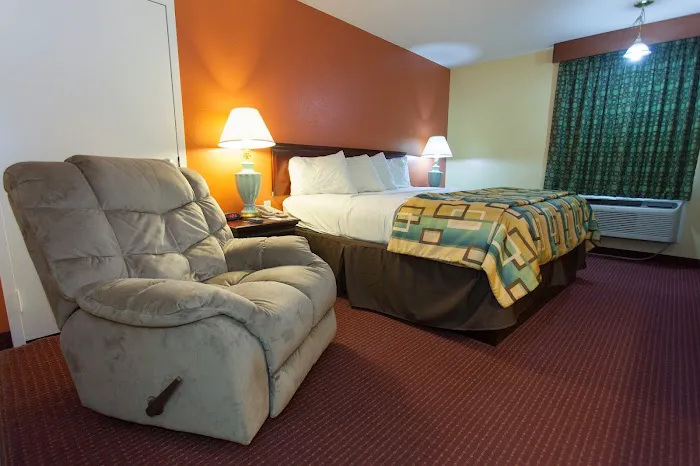 DOUGLAS INN & SUITES NW 4