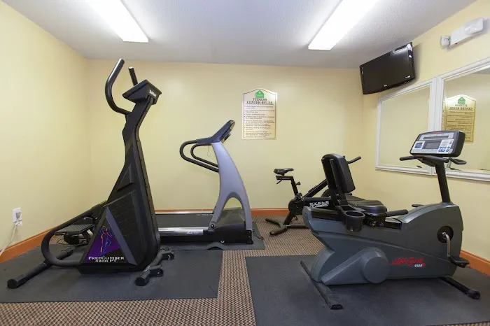 DOUGLAS INN & SUITES NW 4
